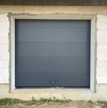 Секционные гаражные ворота в цвете антрацит