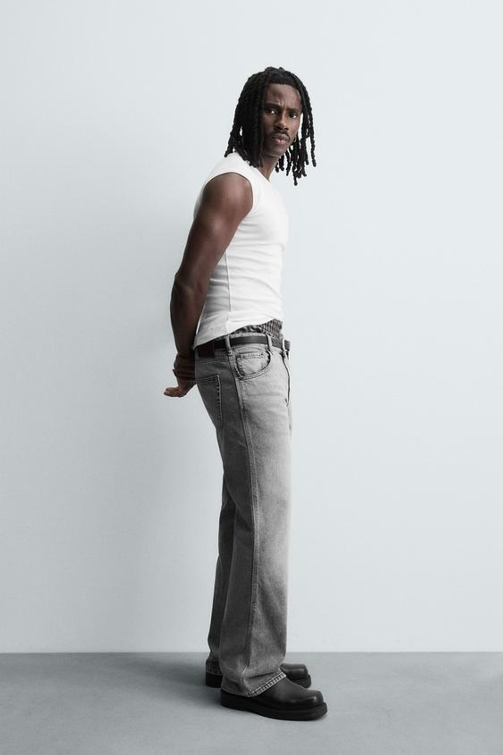 ZARA ДЖИНСЫ FLARE FIT С ЗАНИЖЕННОЙ ТАЛИЕЙ, СЕРЫЙ