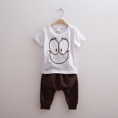 Костюм из однотонных брюк и майки с принтом и надписями