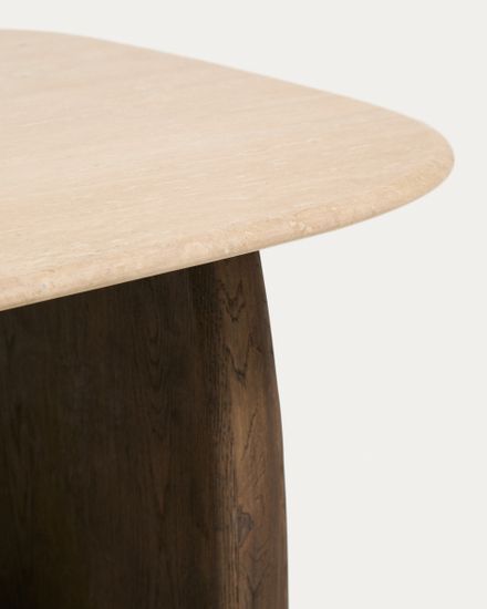 Приставной столик Pirita из бежевого травертина с ножками из дуба с темной отделкой, 71 x 70 см