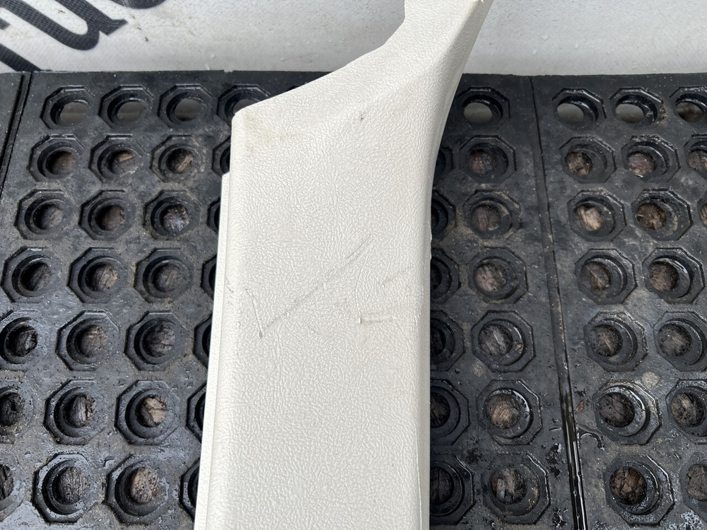 Накладка стойки лобового стекла правая 2023г