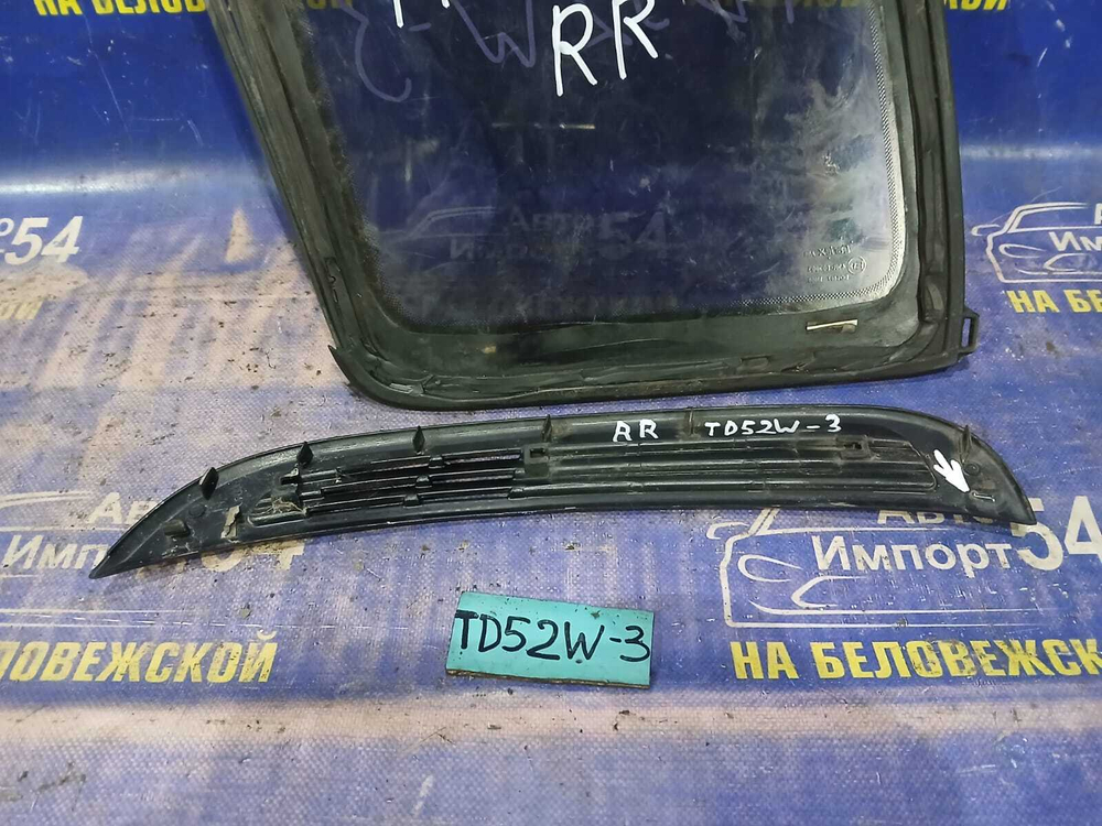 Стекло багажника правое SUZUKI ESCUDO 2000