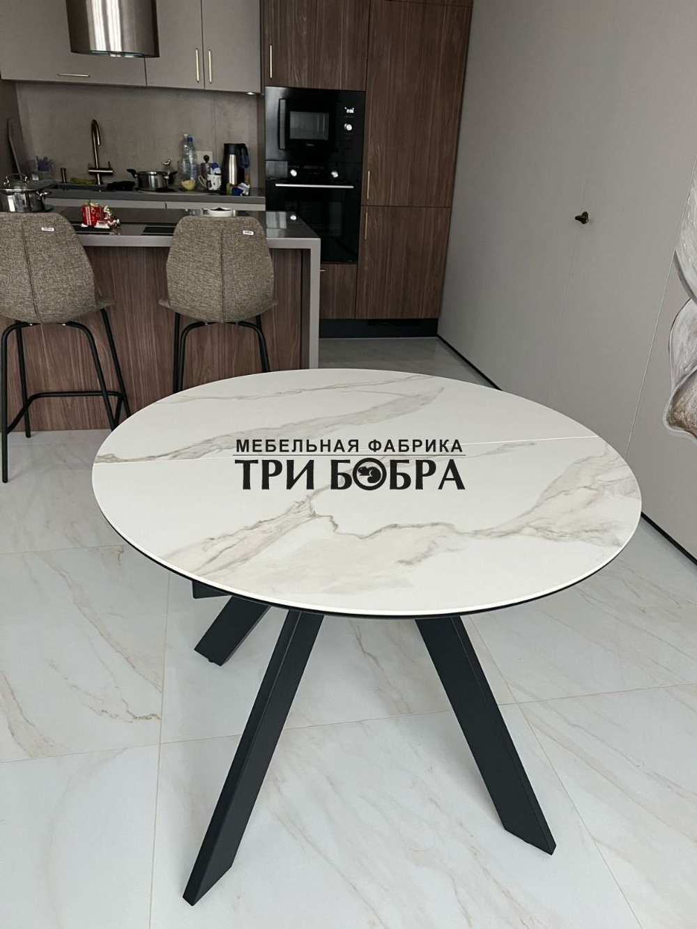 Круглый раздвижной стол "Бонжур", керамогранит, белый мрамор и стулья "Бентли" серые