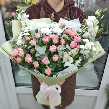 Авторский букет с кустовыми пионовидными розами "Madam Bombastic"