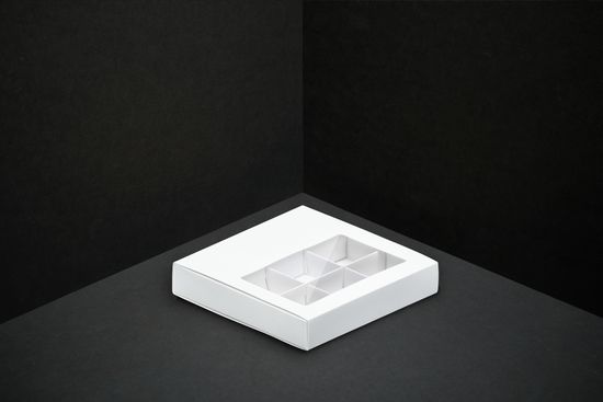 Упаковка с окном для 9 шоколадных конфет