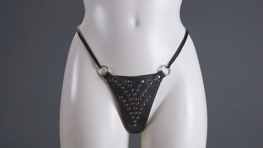 Трусики черные кожаные женские на шнурках (Цвет: черный с серебряным)