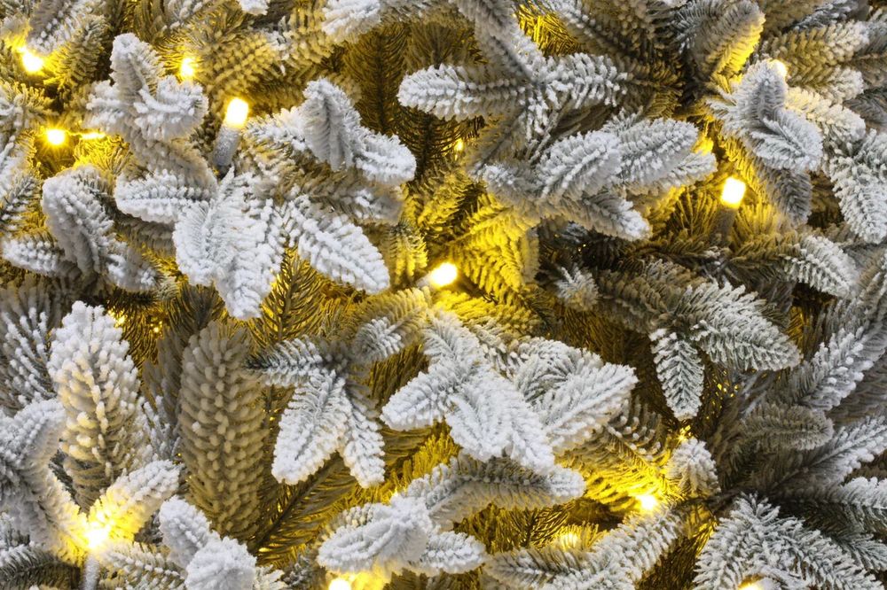 Заснеженная елка с гирляндой «Эльга» (Литая хвоя) 215 см / 2,15 м