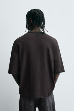 ZARA ТРИКОТАЖНАЯ ФУТБОЛКА С ПРИНТОМ, ЧЕРНЫЙ