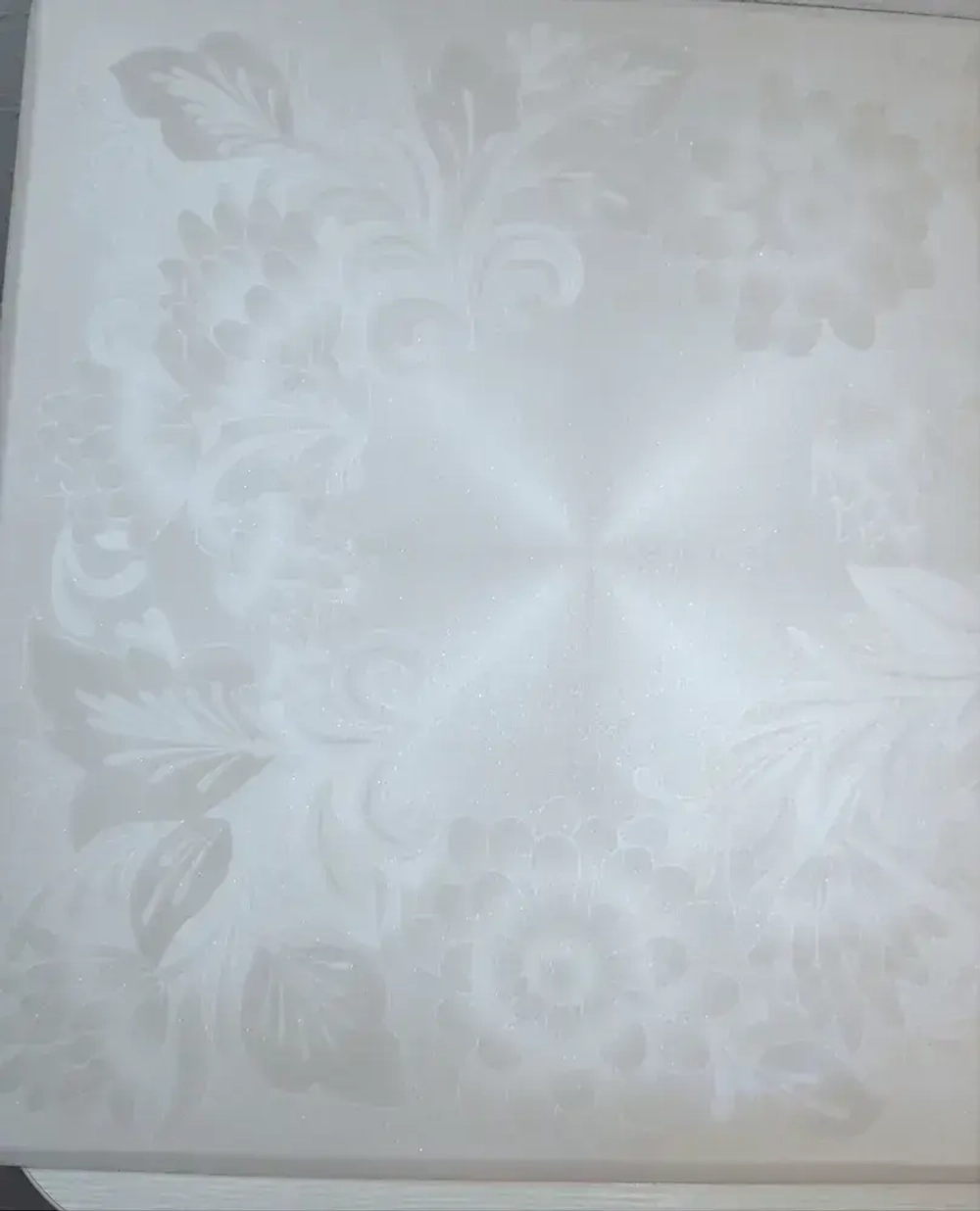 Плитка потолочная из пенополистирола экструдированная с рисунком бело серая