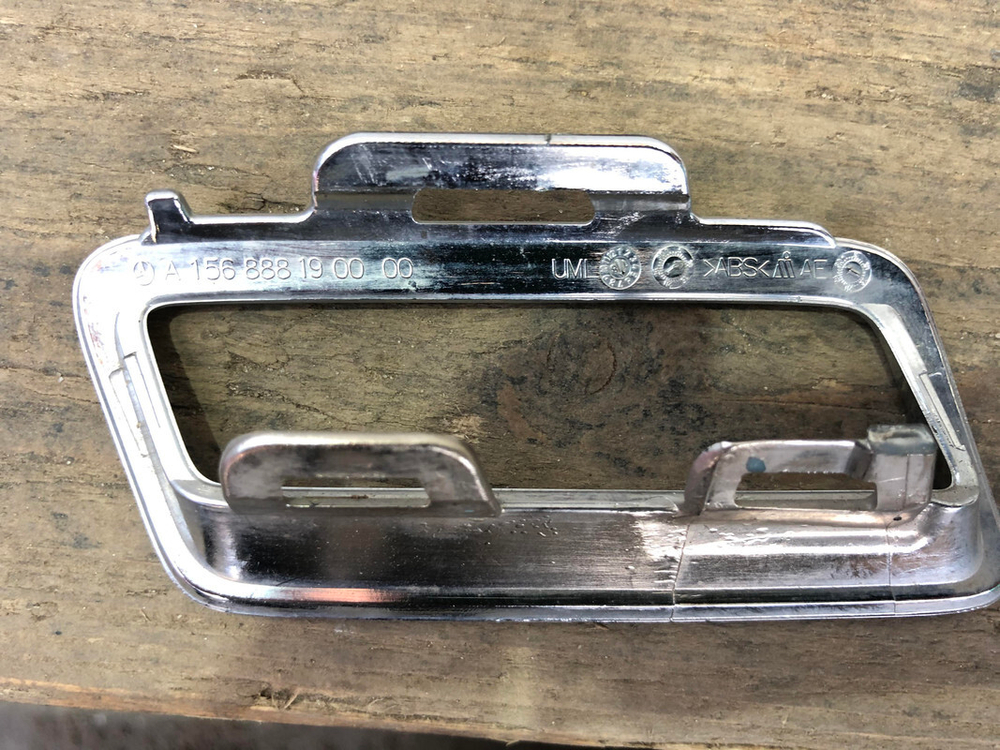 Накладка решетки радиатора Mercedes GLA (X156) 17-20 Б/У Оригинал A1568881900