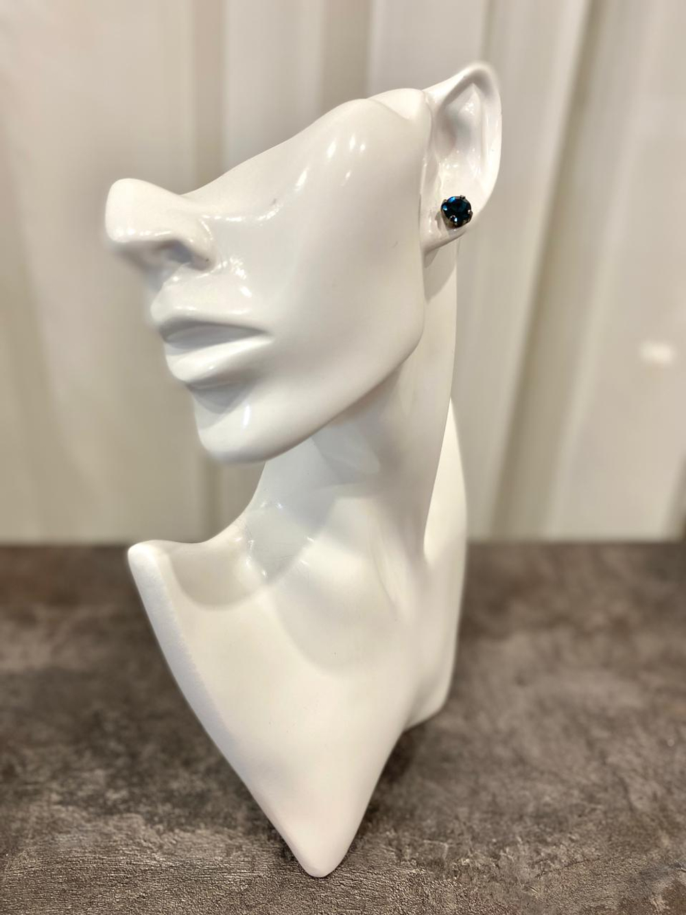 Серьги пусеты круглые синие кристаллы, фурнитура графит