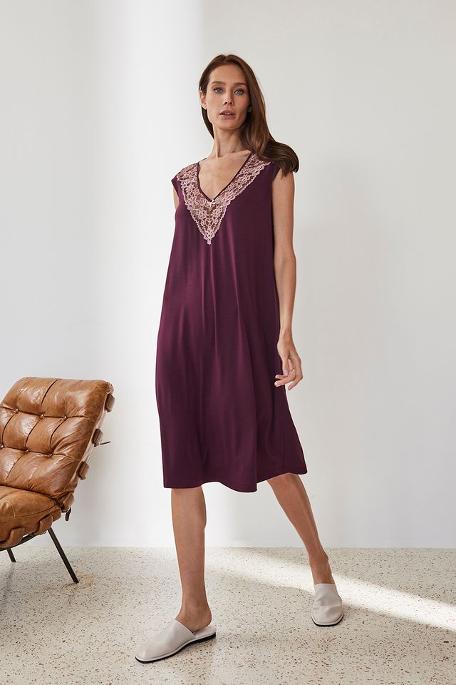 Удобная и элегантная женская сорочка в цвете бордо