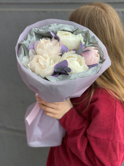 Букет из 5 пионов с эвкалиптом