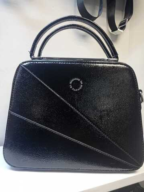 Сумка черная лакированная с диагональными швами