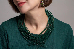 Колье "лапы", венецианское стекло бисерной огранки, оттенок темно-зеленый