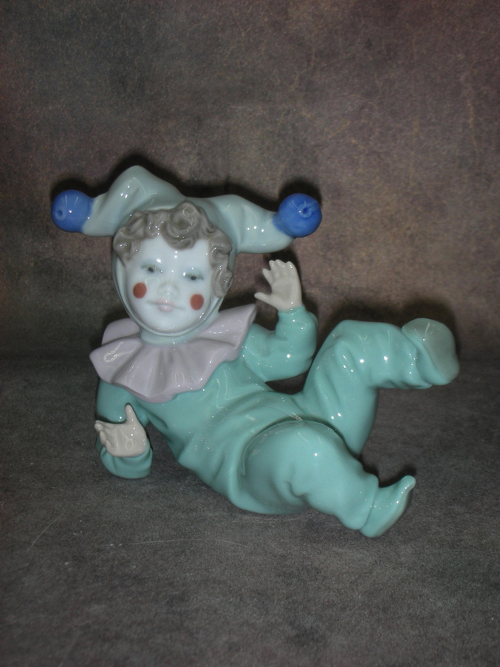 Статуэтка. Фарфор. Клоун Маленький шут упал. NAO. Испания