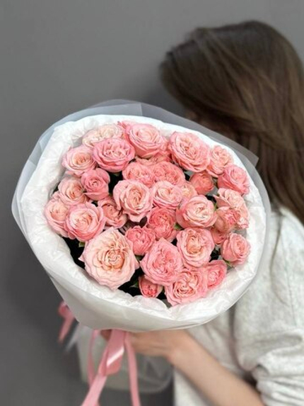 Букет из 7 кустовых пионовидных роз "Мадам Бомбастик"