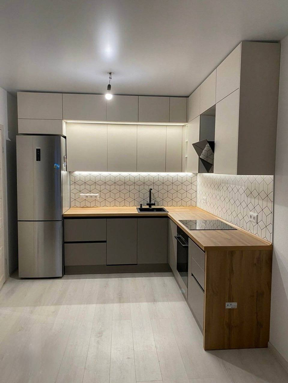 Угловая кухня с профилем Gola