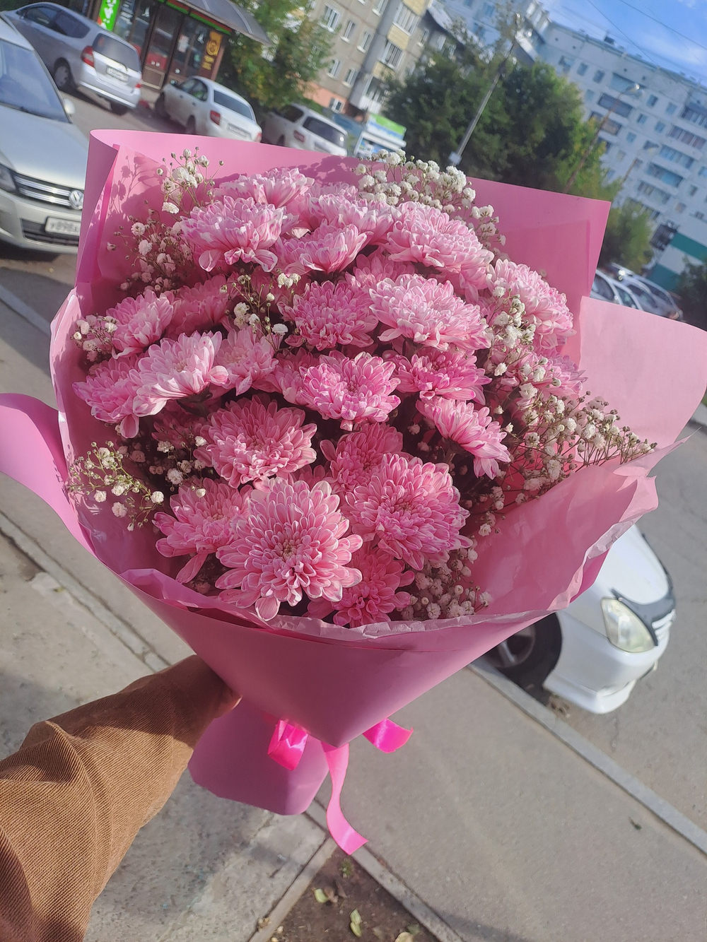 Букет из розовой хризантемы и гипсофилы