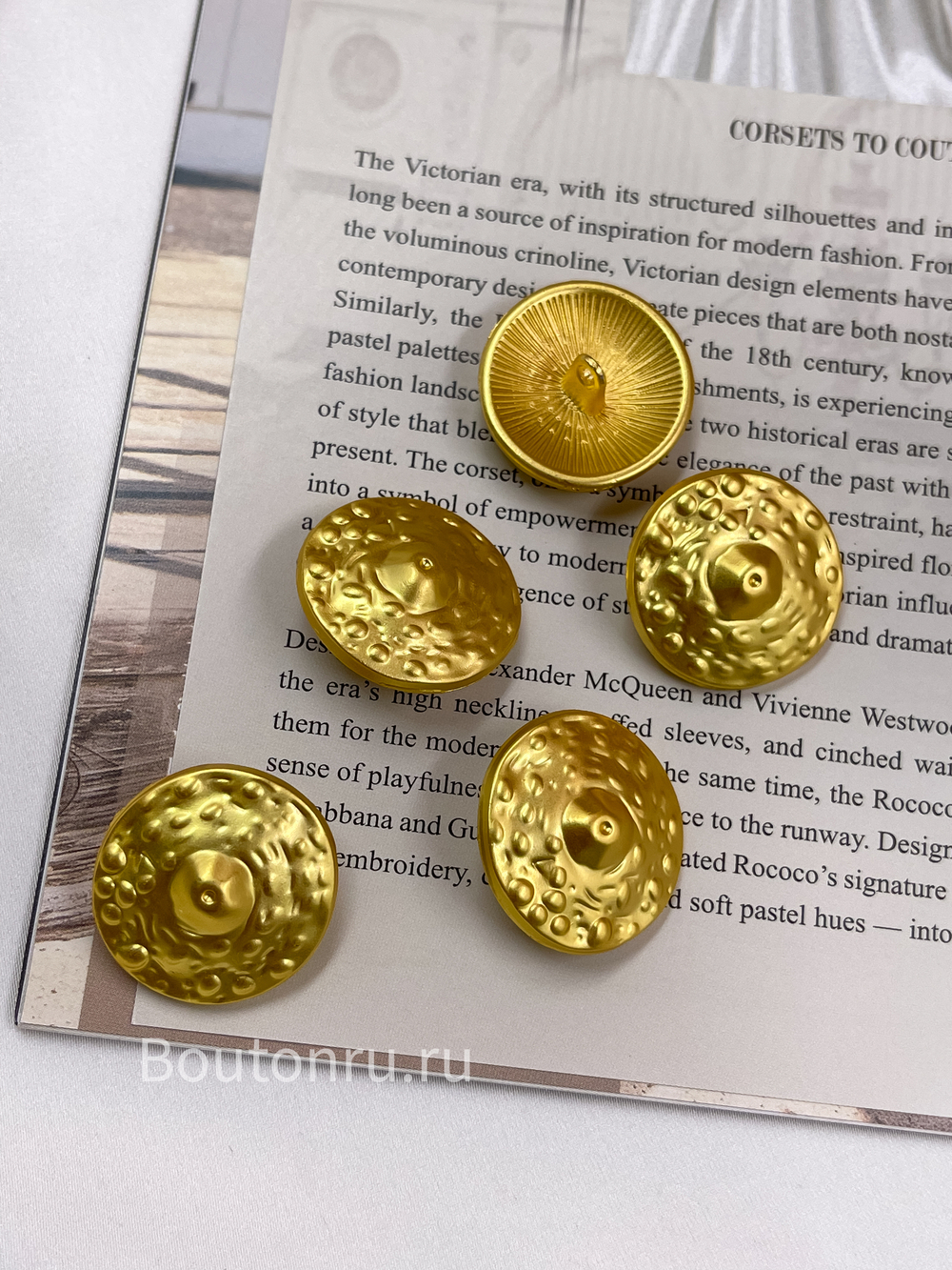 Пуговицы круглые Скиапар. матовое золото с рельефными деталями