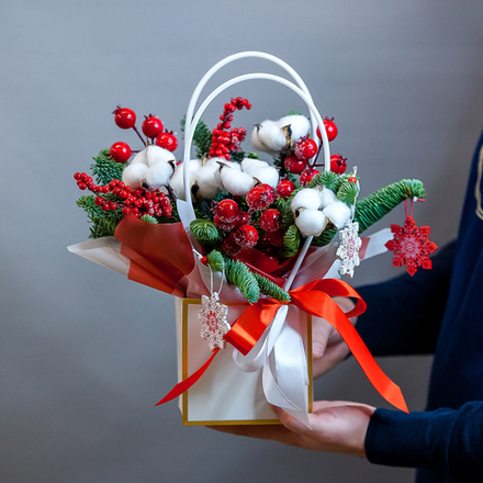 Красно - белый букет с хлопком и нобилисом