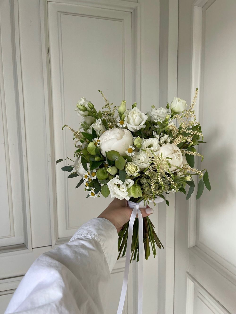 Свадебный букет из пионов, оксипеталума, ромашки, лизиантуса и эвкалипта