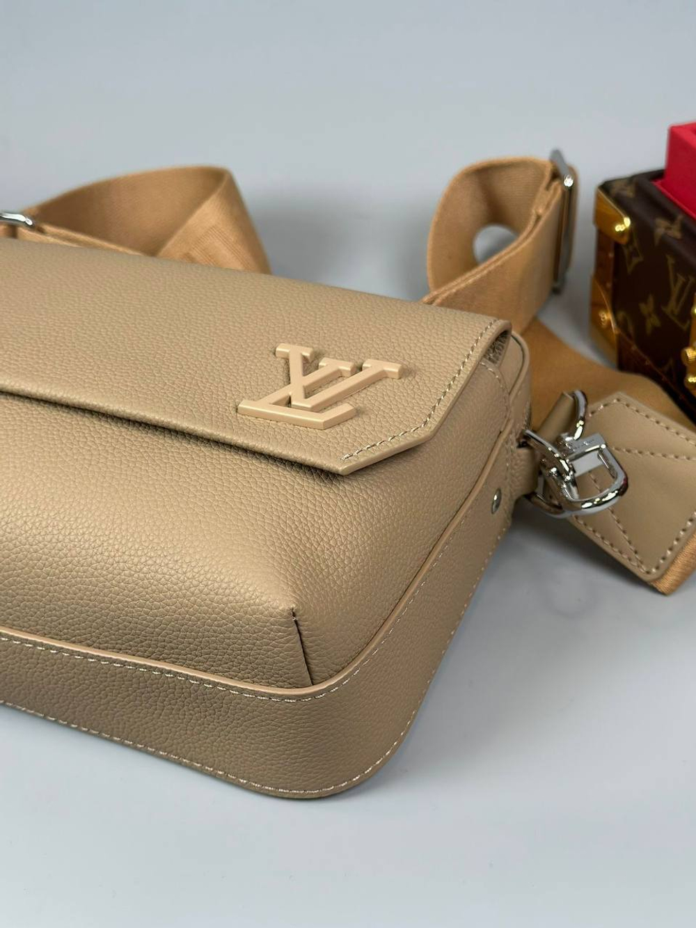 Сумка-мессенджер Louis Vuitton