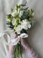 Свадебный букет из диантусов, лизиантуса, маттиолы и эвкалипта