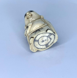 Нэцкэ Хотей с волшебным музыкальным инструментом