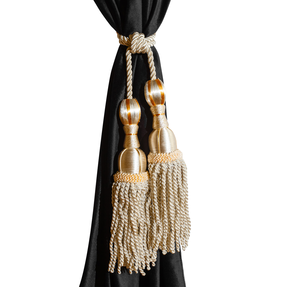 Шторы спального места с ламбрекеном и прихватами "Кисти" в кабину Volvo, Scania, MAN, DAF, Merc, Камаз, Sitrak, Shacman, Foton, FAW. Высота 1,5м, ширина одной стороны - 1,15м. Блэкаут, велюр. Черный цвет с бежевой бахромой и бежевыми кистями