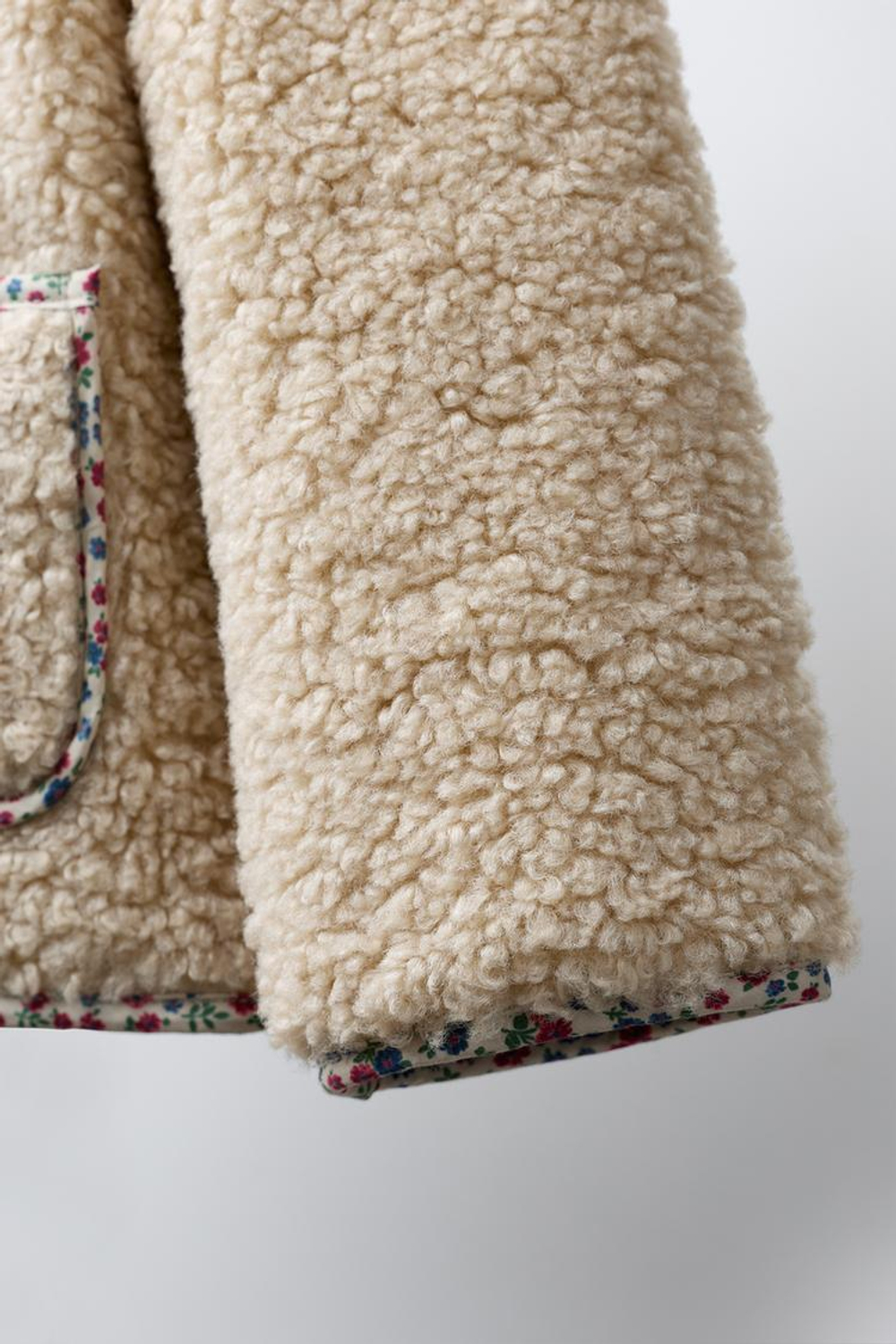 ZARA КУРТКА ИЗ ИСКУССТВЕННОЙ ОВЧИНЫ С ЦВЕТОЧНОЙ ОКАНТОВКОЙ, ЭКРЮ