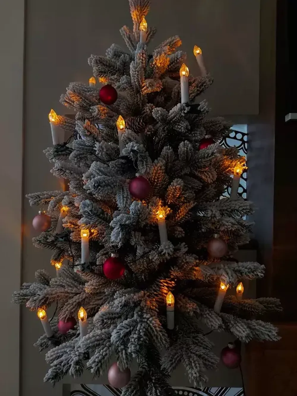 Заснеженная елка на ножке «Камилла» (литая хвоя с шишками) 1,5 м / 150 см