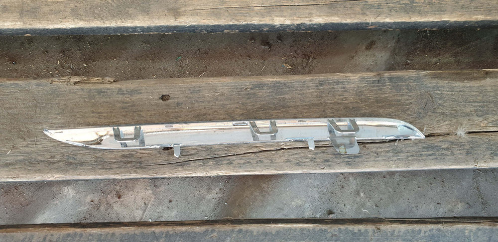 Молдинг решетки радиатора Mercedes C (W205) 14-18 Б/У Оригинал A2058880273