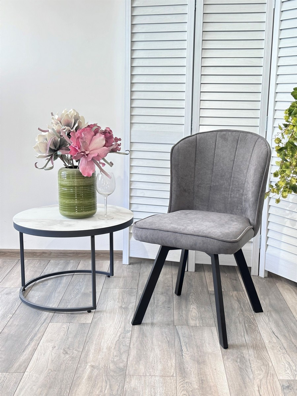 Стул М-City DISAUR Мод (Mode) поворотный на поворотный на 360 градусов, B28 темно-серый, Велюр, Черный каркас