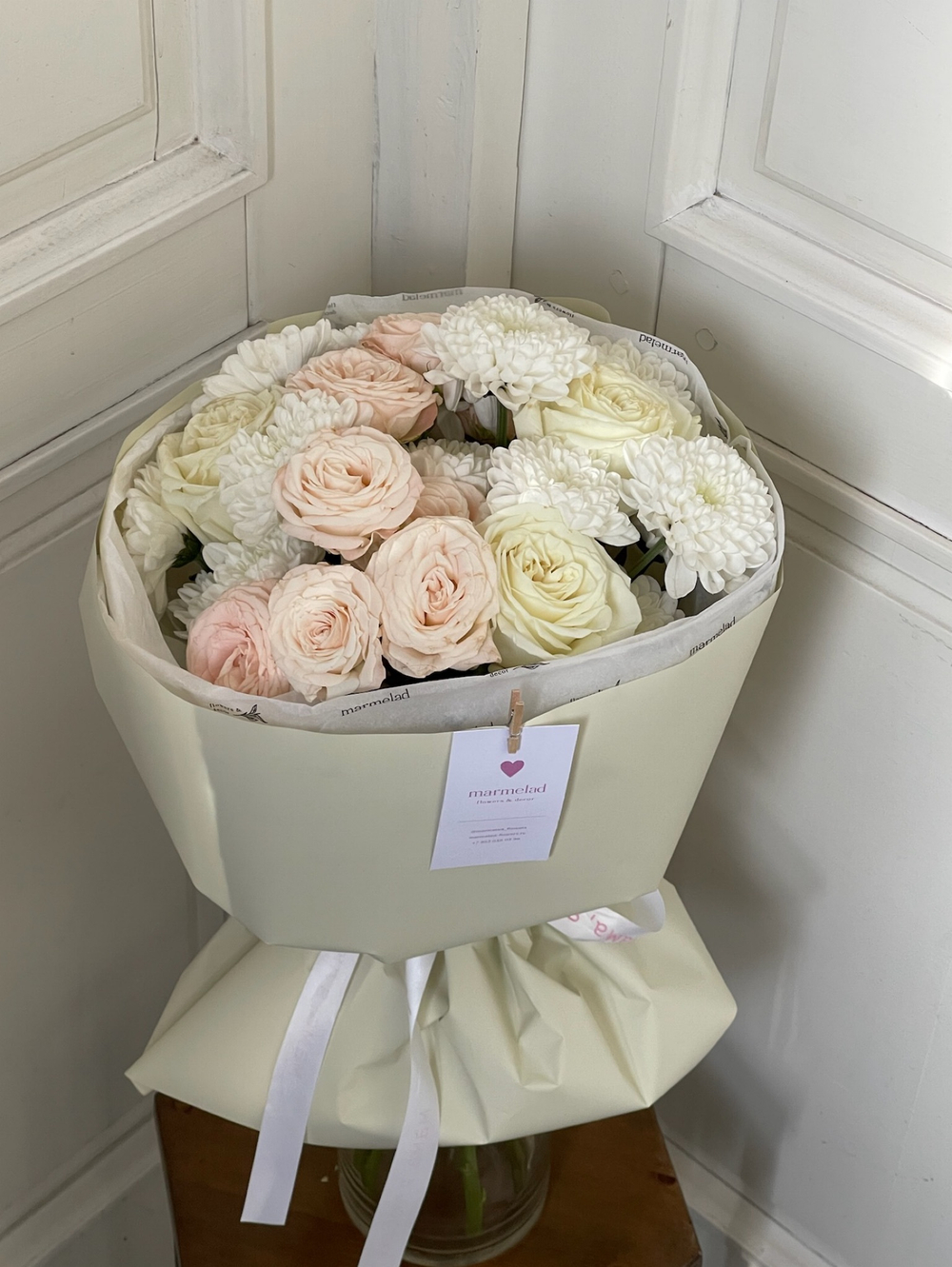 Букет из хризантемы, кустовых пионовидных роз и одноголовых роз