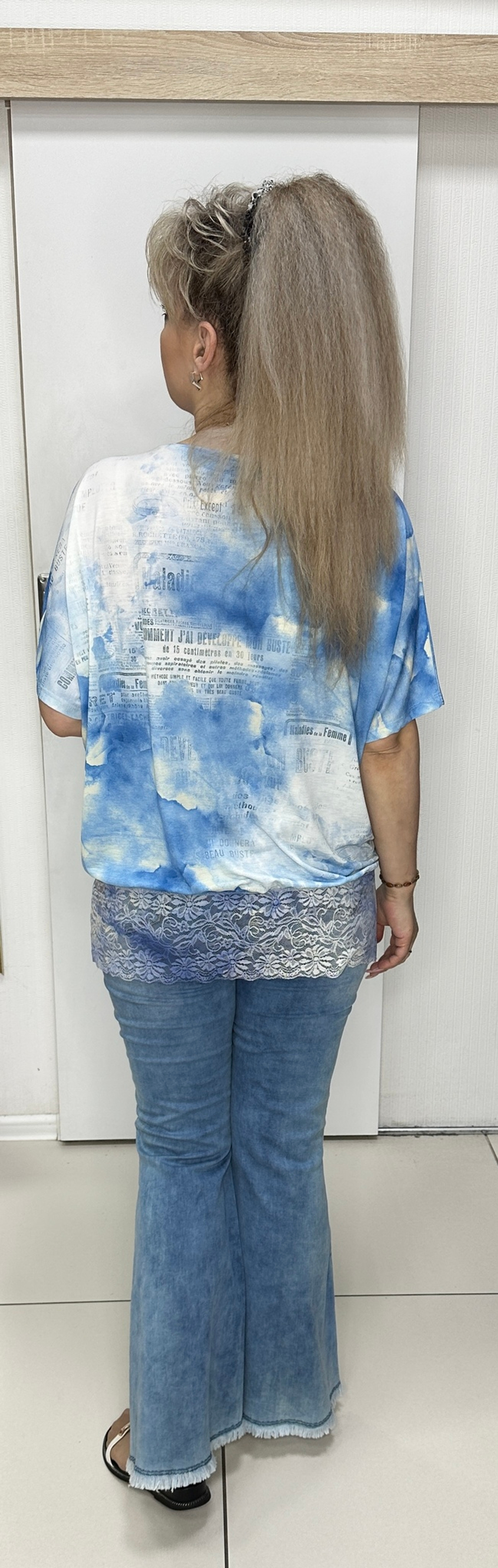 Красивый бело-голубой блузон с кружевами