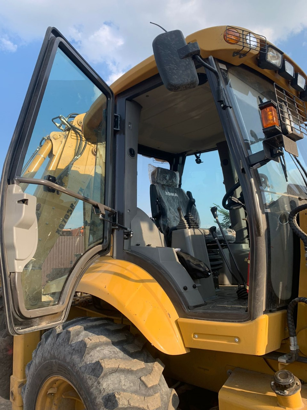 XGMA XG765* Экскаватор-погрузчик XG765H-4TX (Дизельный, 4,8 л, 102 л.с., АТ)