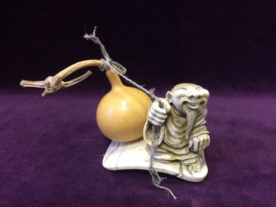 Скульптурная композиция "Монах с тыквой", бивень мамонта. тыква-горлянка