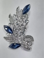 Брошь "Веточка с синими стразами"