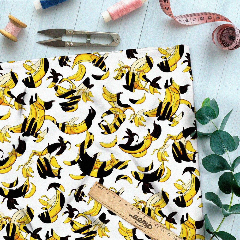 Ткань мембрана яркие бананы с чёрными тенями на белом фоне