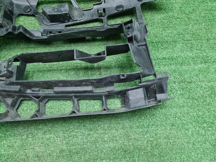 Кронштейн переднего бампера BMW 5er G30 (17-20)