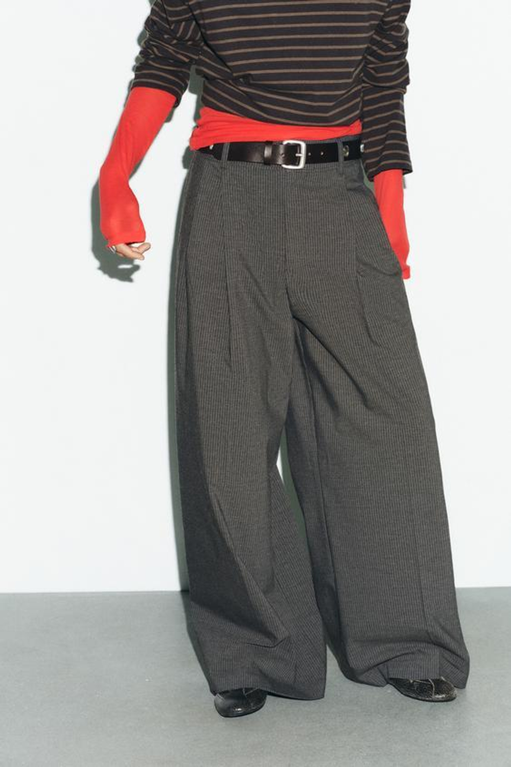 ZARA БРЮКИ С ЗАЩИПАМИ И КЛАПАНАМИ, ТЕМНО-СЕРЫЙ