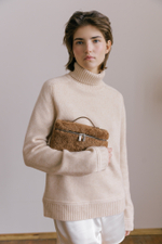 Свитер бежевого цвета