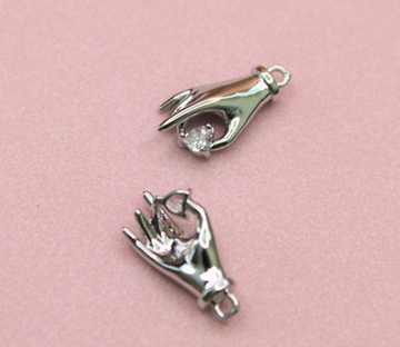 Подвеска рука сердце 18х10 мм