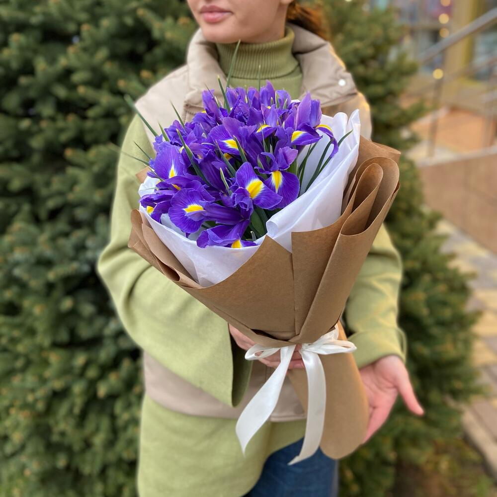 Синие ирисы и белые альстромерии