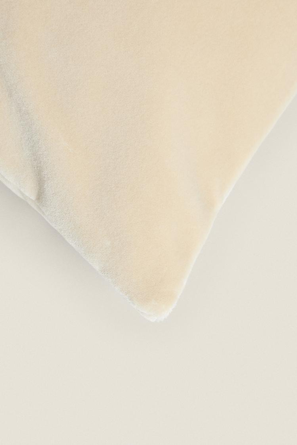 ZARA HOME БАРХАТНЫЙ ЧЕХОЛ ДЛЯ ДЕКОРАТИВНОЙ ПОДУШКИ, КРЕМОВЫЙ