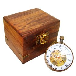 Часы в деревянной коробке