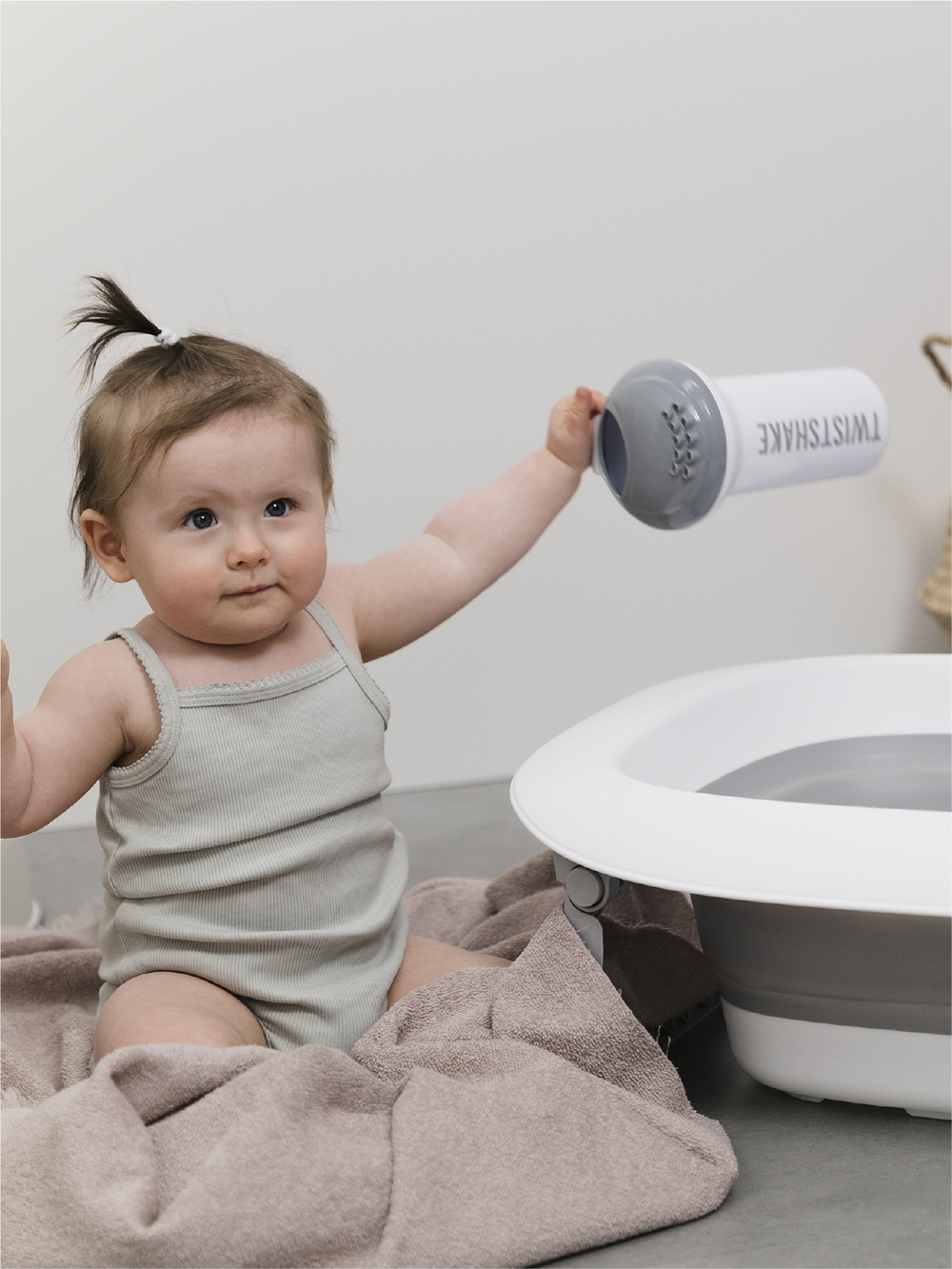 Лейка для купания Twistshake (Bath Rinser). Пастельный серый (Pastel Grey)