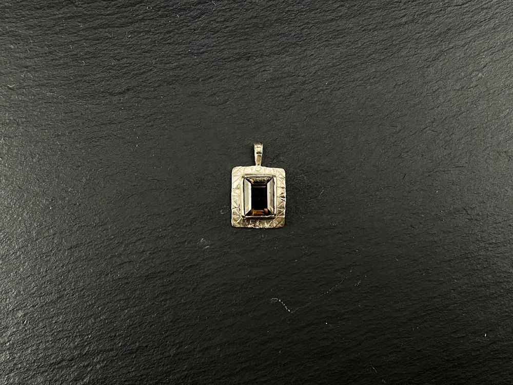 Подвеска прямоугольная с тёмным камнем