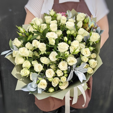 Букет из 13 белых кустовых роз с белым рускусом